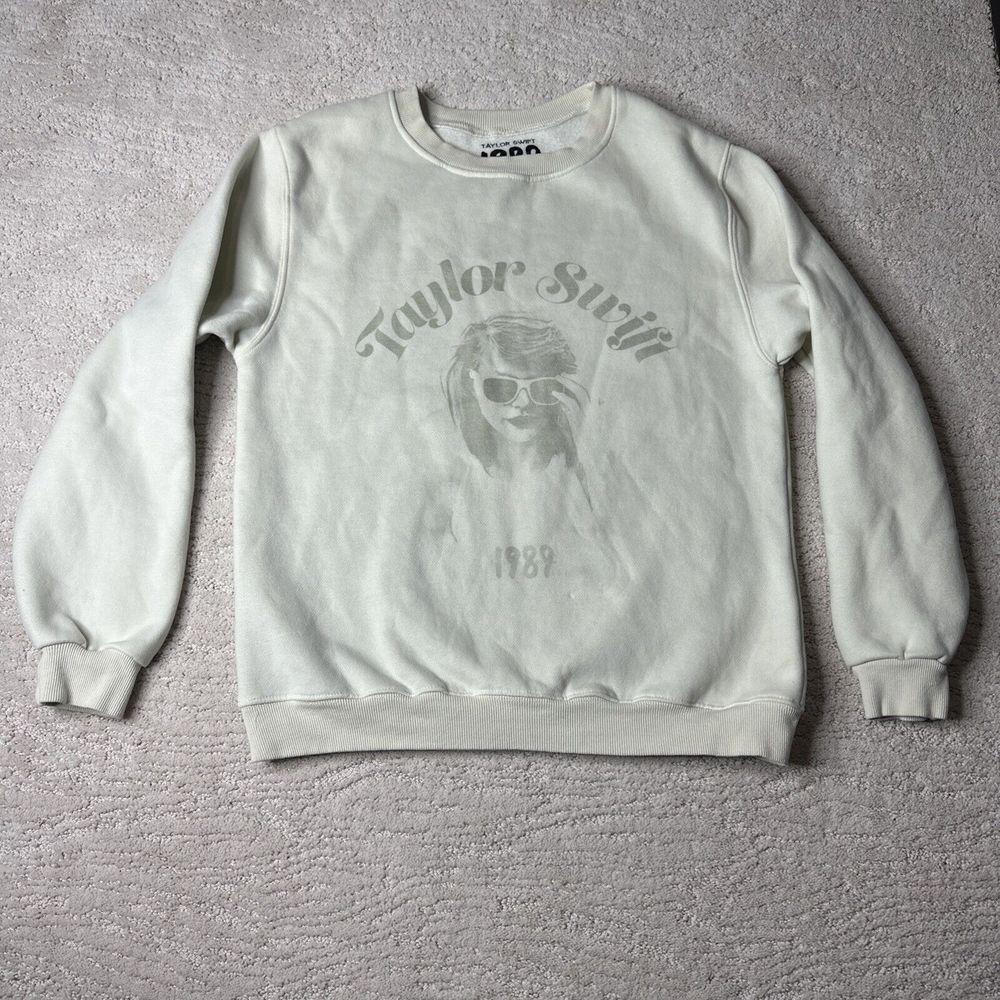 Women's Authentic Taylor Swift Size Small Cream Vault Tour Crewneck Sweater